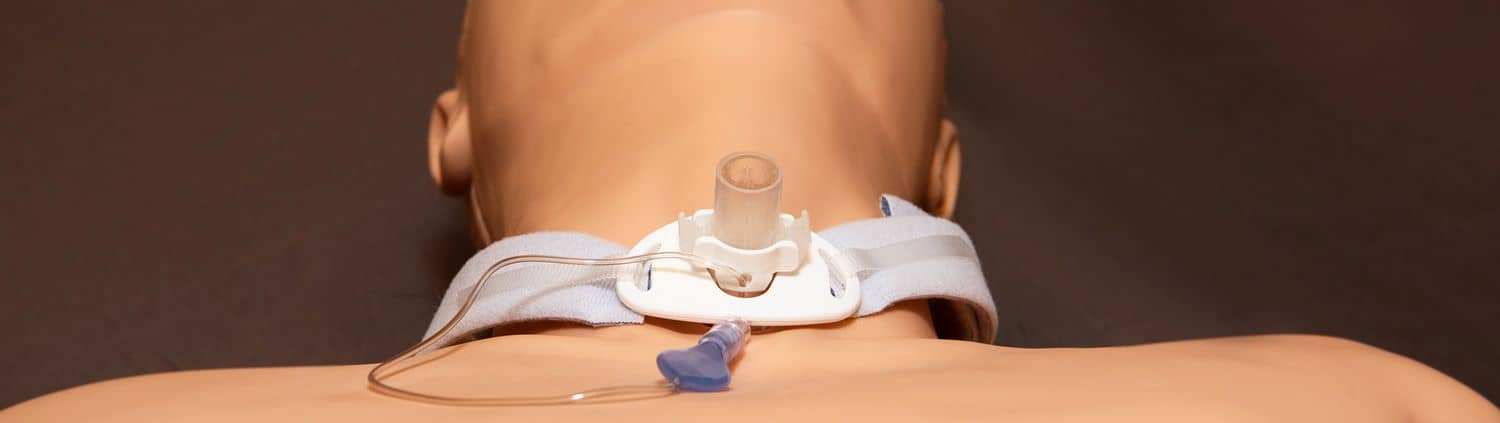 Tracheostoma-Hilfsmittel: Medizinische Schaufensterpuppe mit Tracheostomie.
