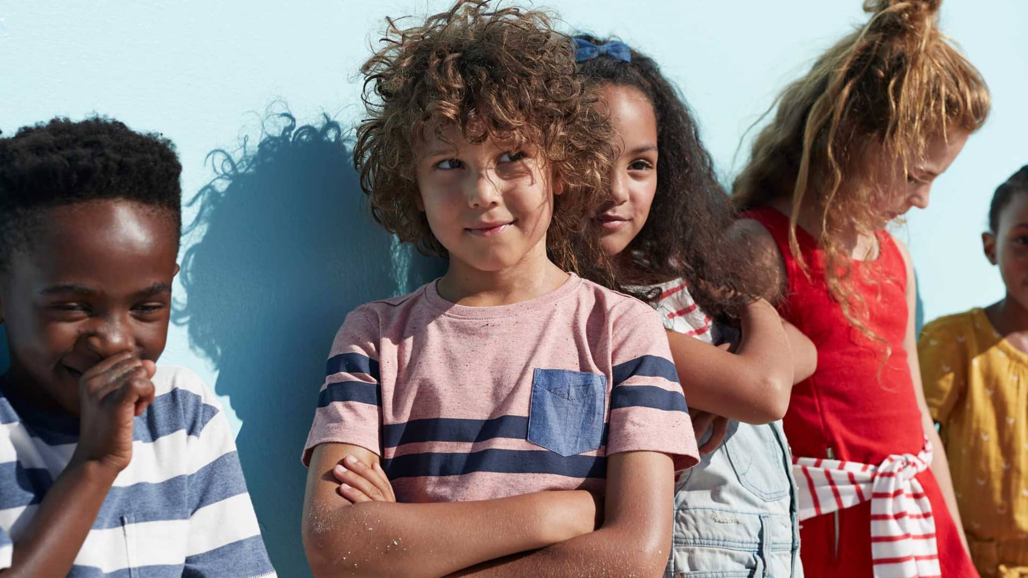 Gruppe Kinder steht vor einer Wand