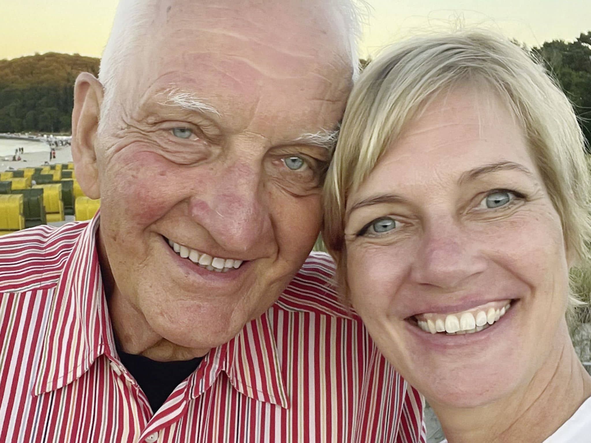 Pflegende Angehörige: Anne-Katrin Löffer und ihr Vater am Strand von Rügen.
