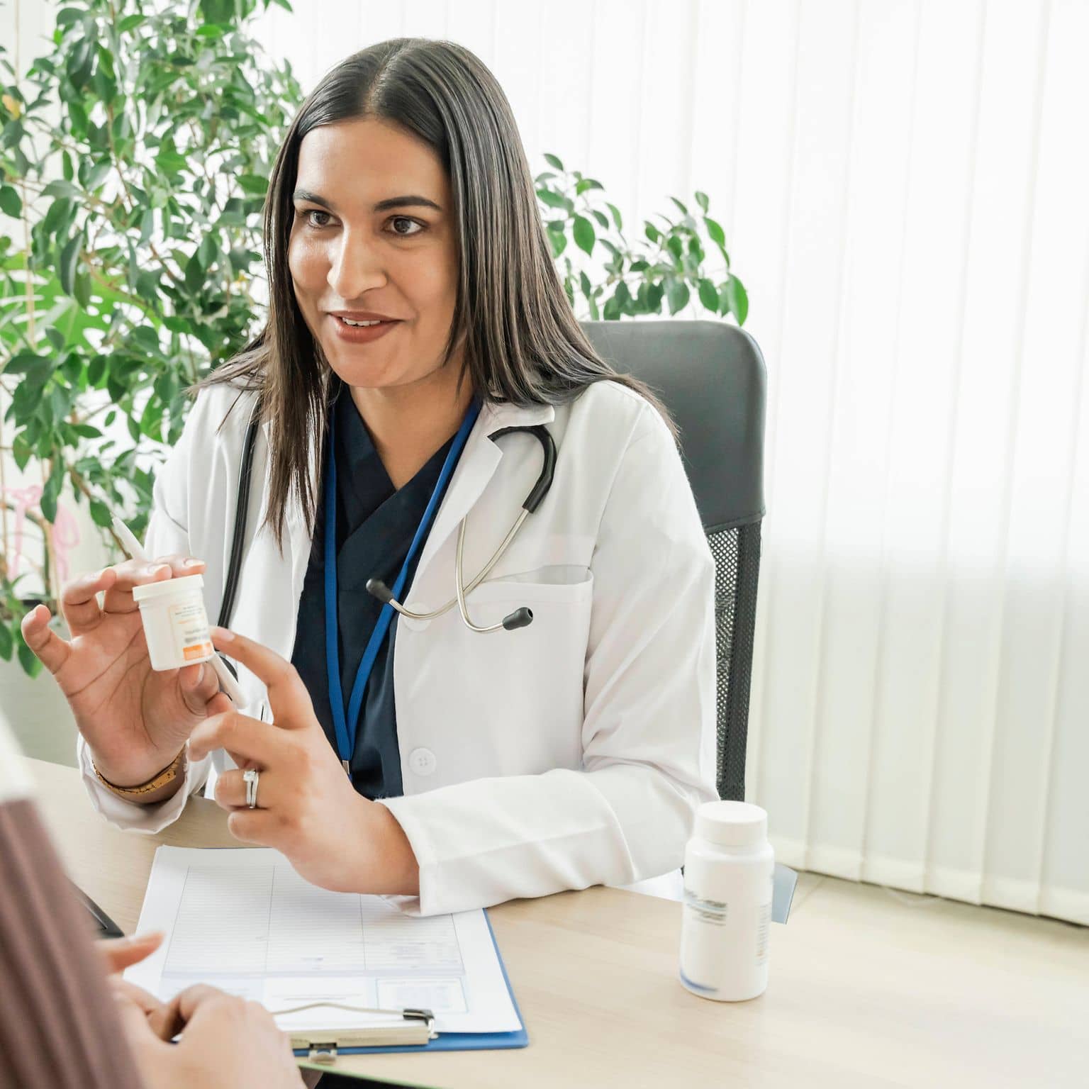 Bild: Ärztin berät eine Patientin, Arzneimittel richtig einnehmen: Hinweise für die Praxis