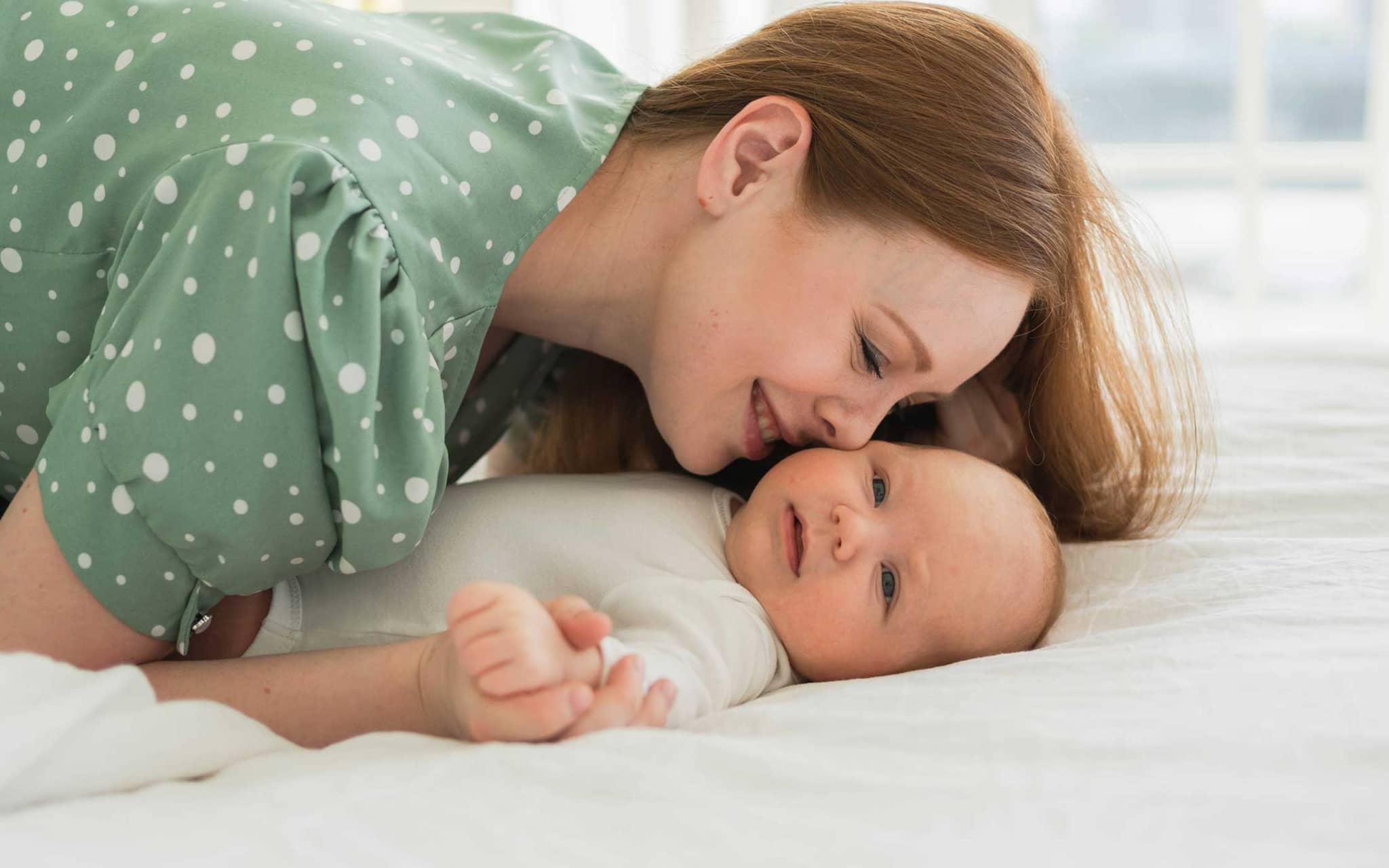 Mutter legt liebevoll ihre Nase an das Gesicht ihres Babys