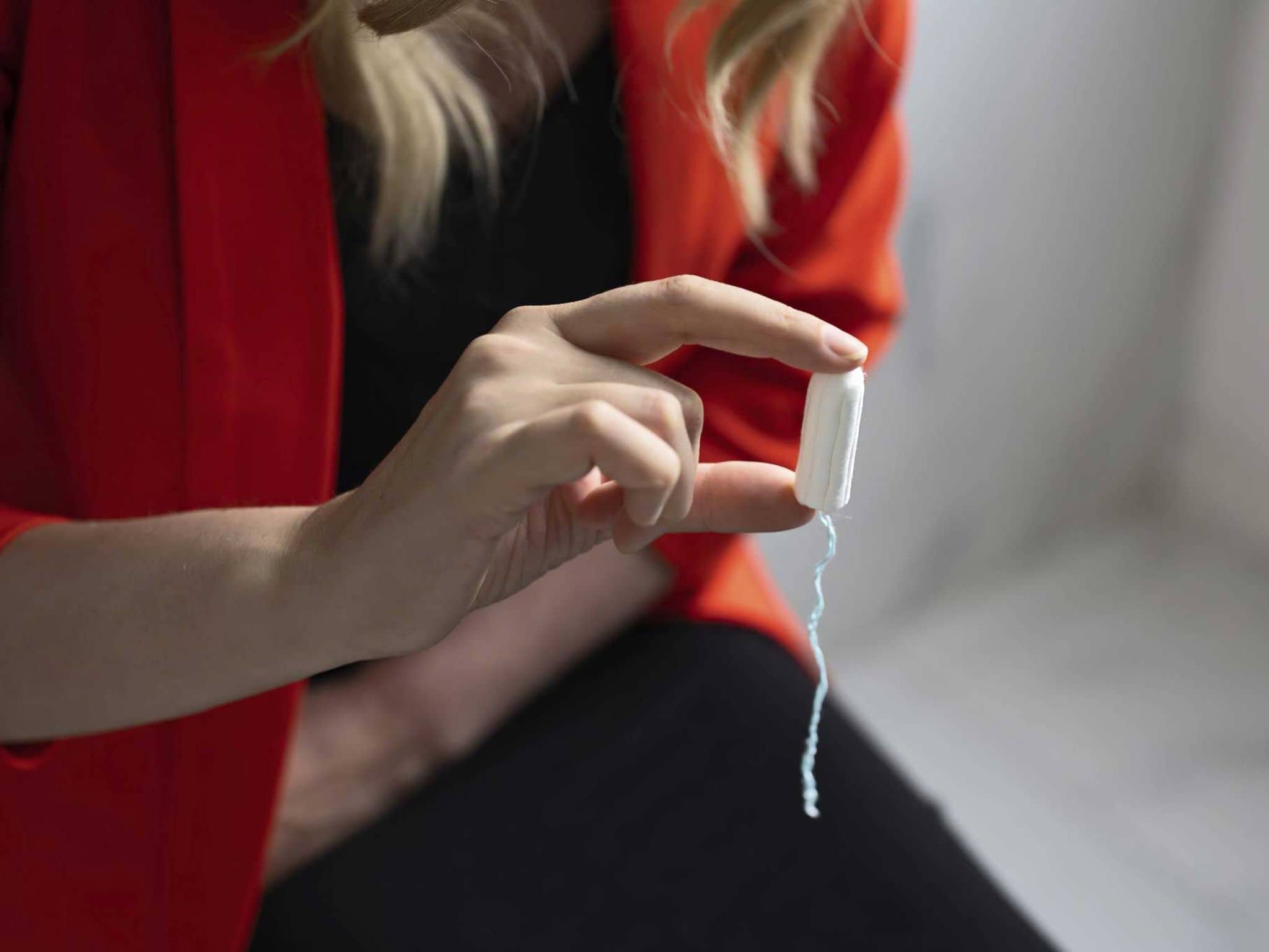 Nahaufnahme einer Hand, die ein Tampon hält
