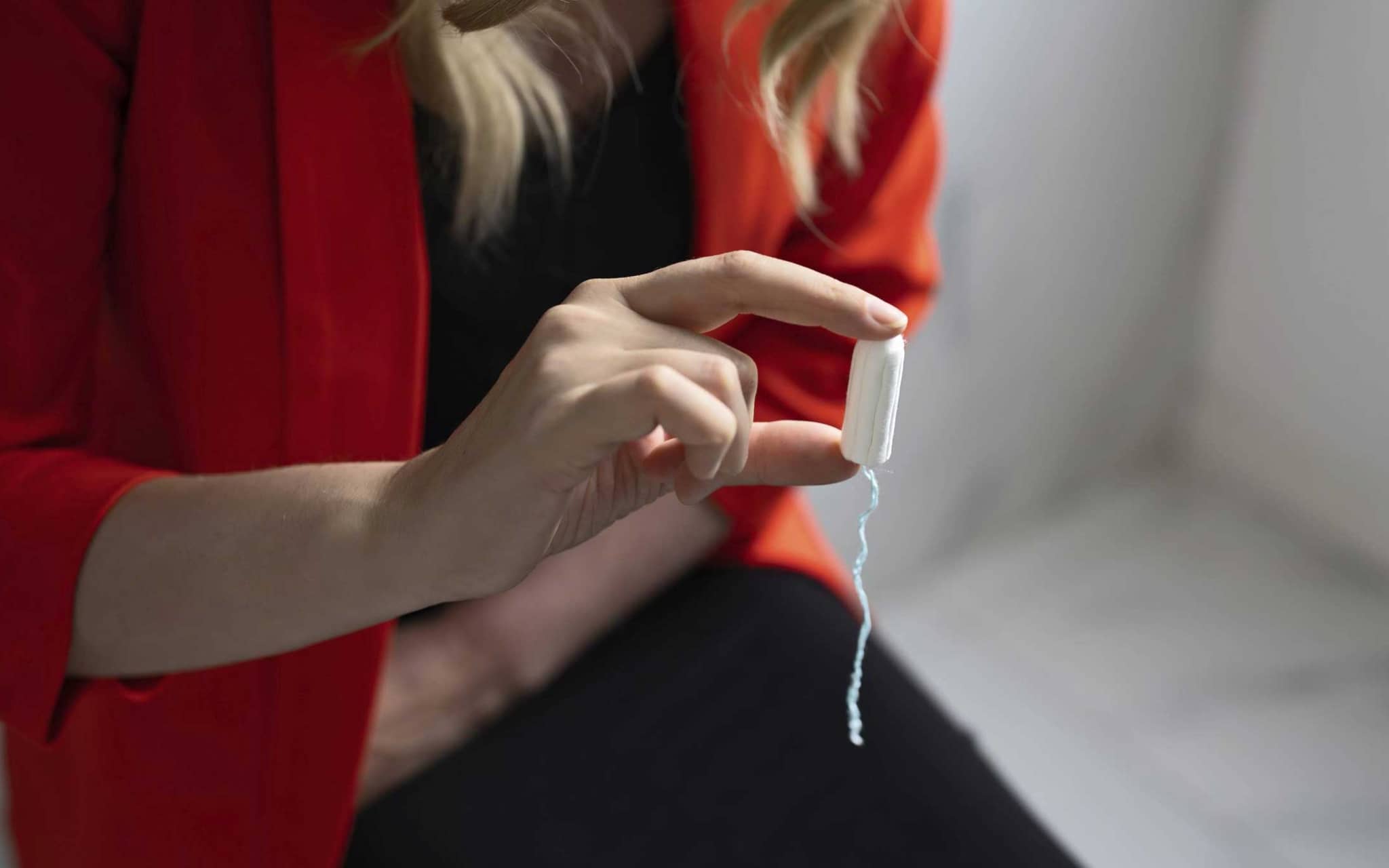 Nahaufnahme einer Hand, die ein Tampon hält