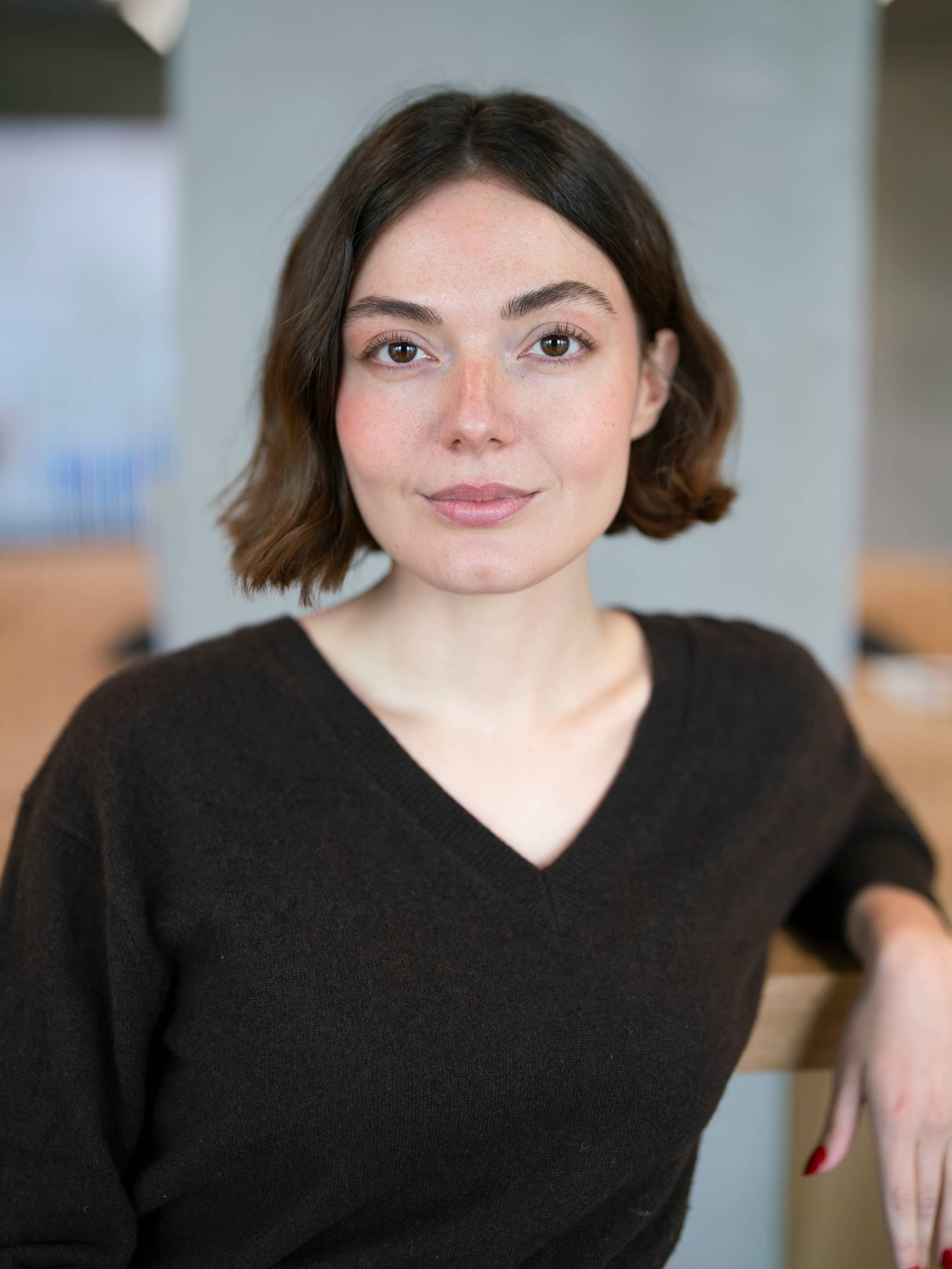 Bild: Portrait Helene Wittek , eine Frau mit dunkelbraunen fast schulterlangen Haaren, Pulli schwarz mit V-Ausschnitt