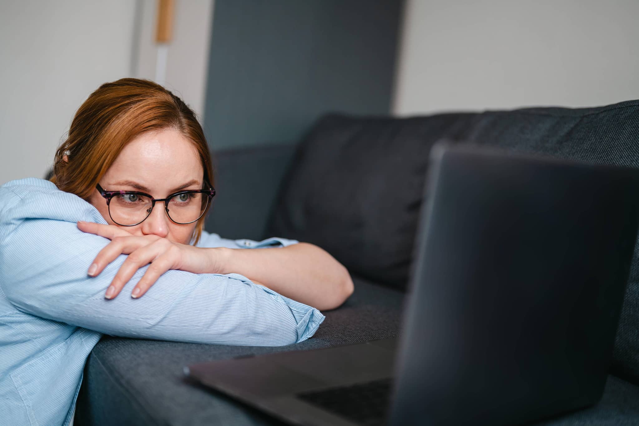 Frau starrt angsterfüllt auf das Notebook