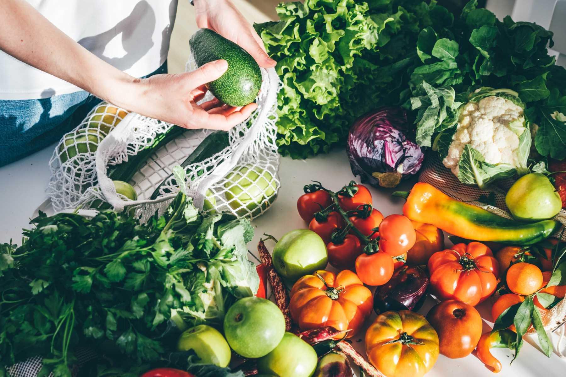 Ernährungs-Coaching: Tisch mit Obst und Gemüse