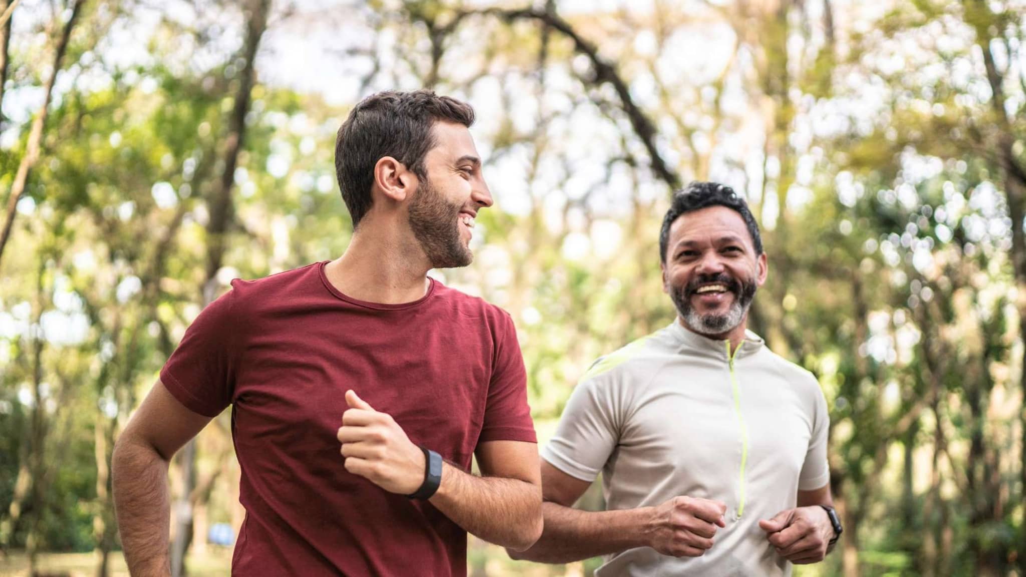Fitness-Coaching: Zwei Männer mittleren Alters joggen.