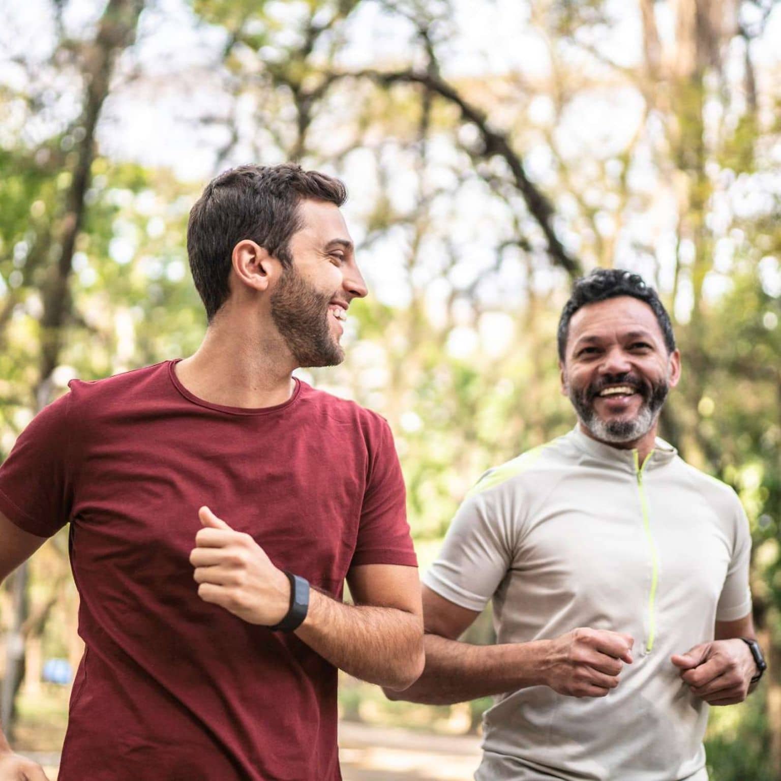 Fitness-Coaching: Zwei Männer mittleren Alters joggen.