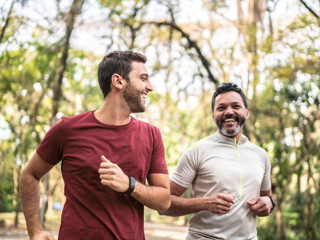 Fitness-Coaching: Zwei Männer mittleren Alters joggen.