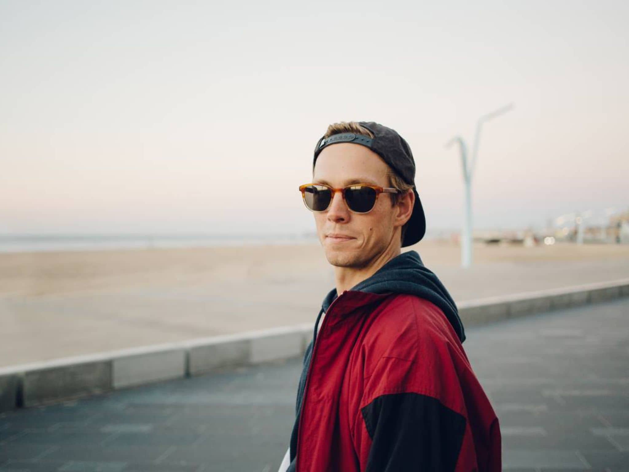 Psychotherapie: Mann mit Sonnenbrille steht allein am Strand