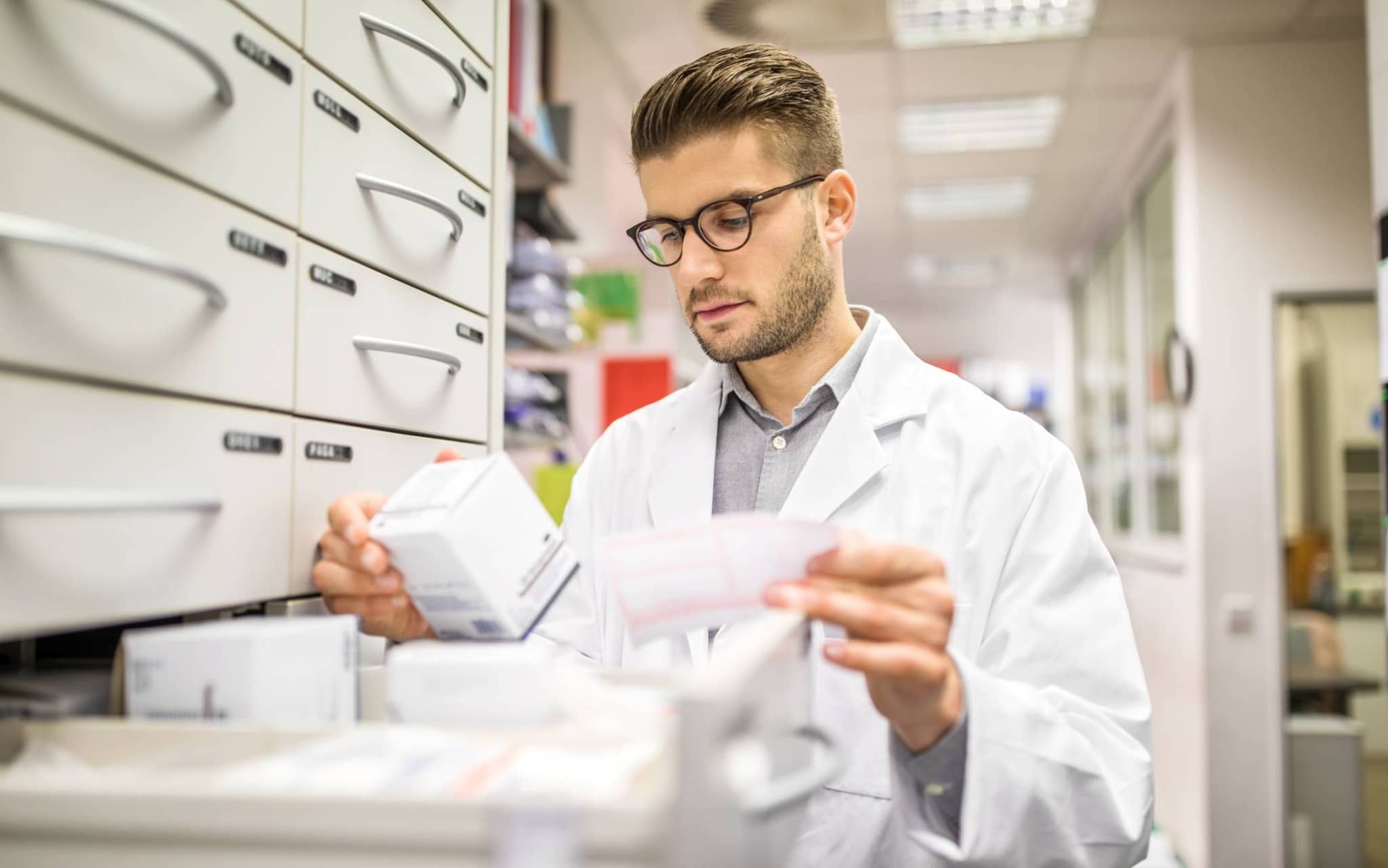 Apotheker prüft verschreibungspflichtiges Medikament