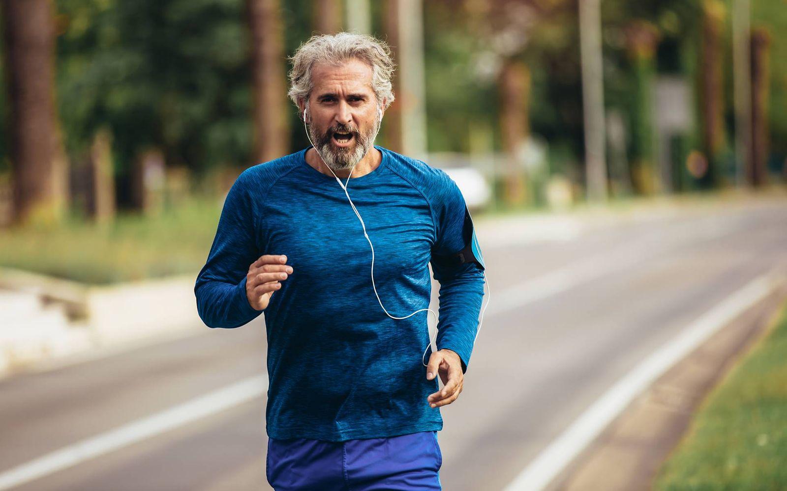 Sportmedizinische Untersuchung: Älterer Mann joggt Straße entlang