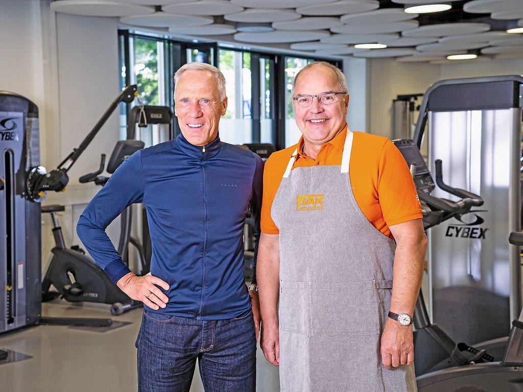 Prof. Dr. Ingo Froböse und Helmut Gote stehen nebeneinander im Fitnessstudio
