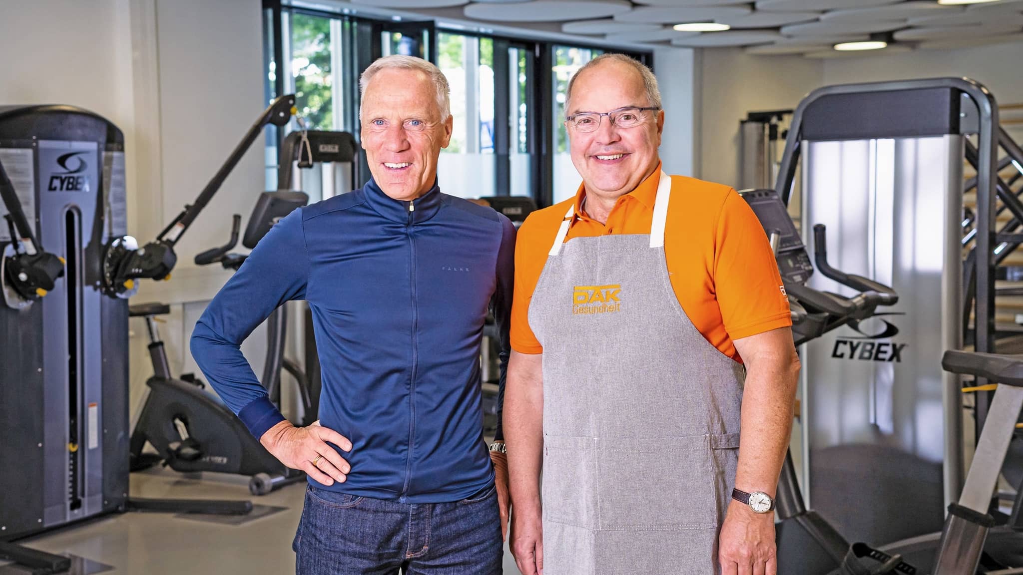 Prof. Dr. Ingo Froböse und Helmut Gote stehen nebeneinander im Fitnessstudio