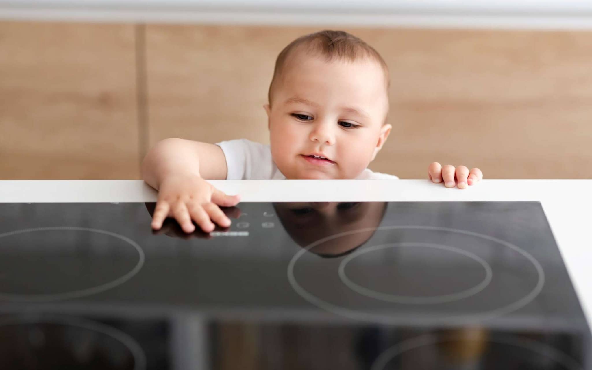 Kindersicherheit: Kleinkind fasst auf Herdplatte