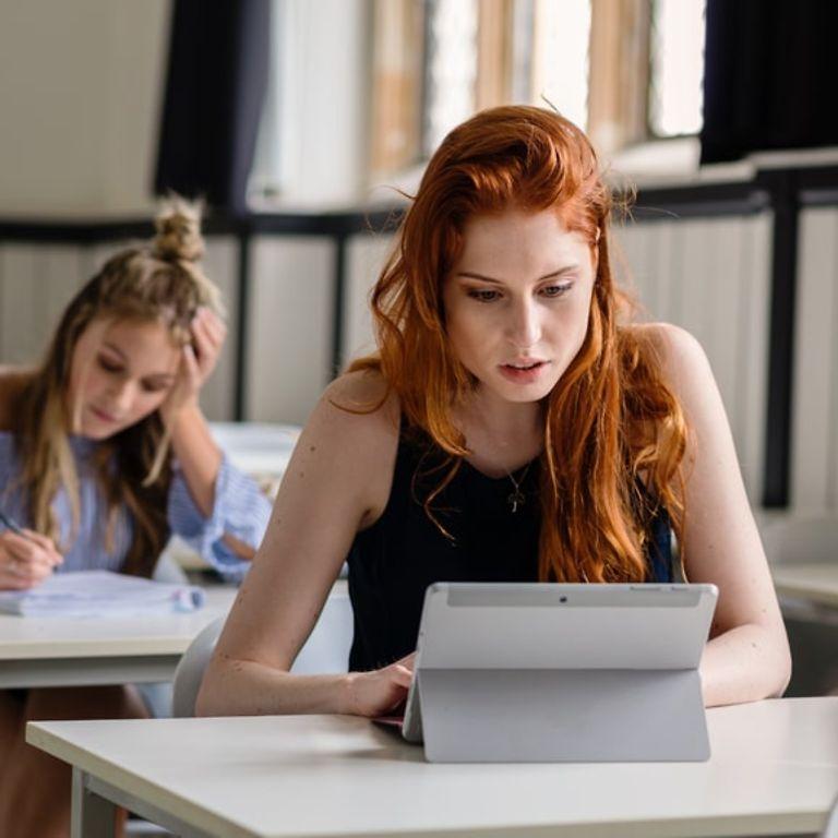 Studenten-Newsletter: Studentin guckt konzentriert auf einen Laptop
