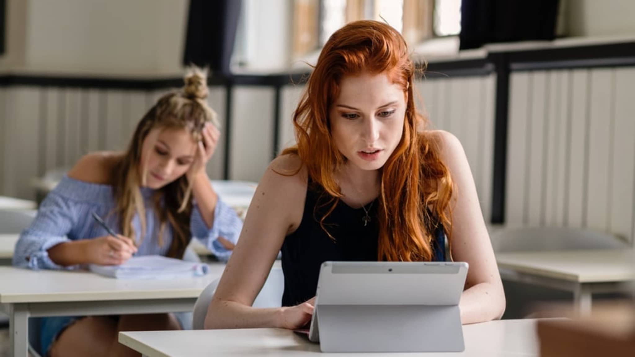 Studenten-Newsletter: Studentin guckt konzentriert auf einen Laptop