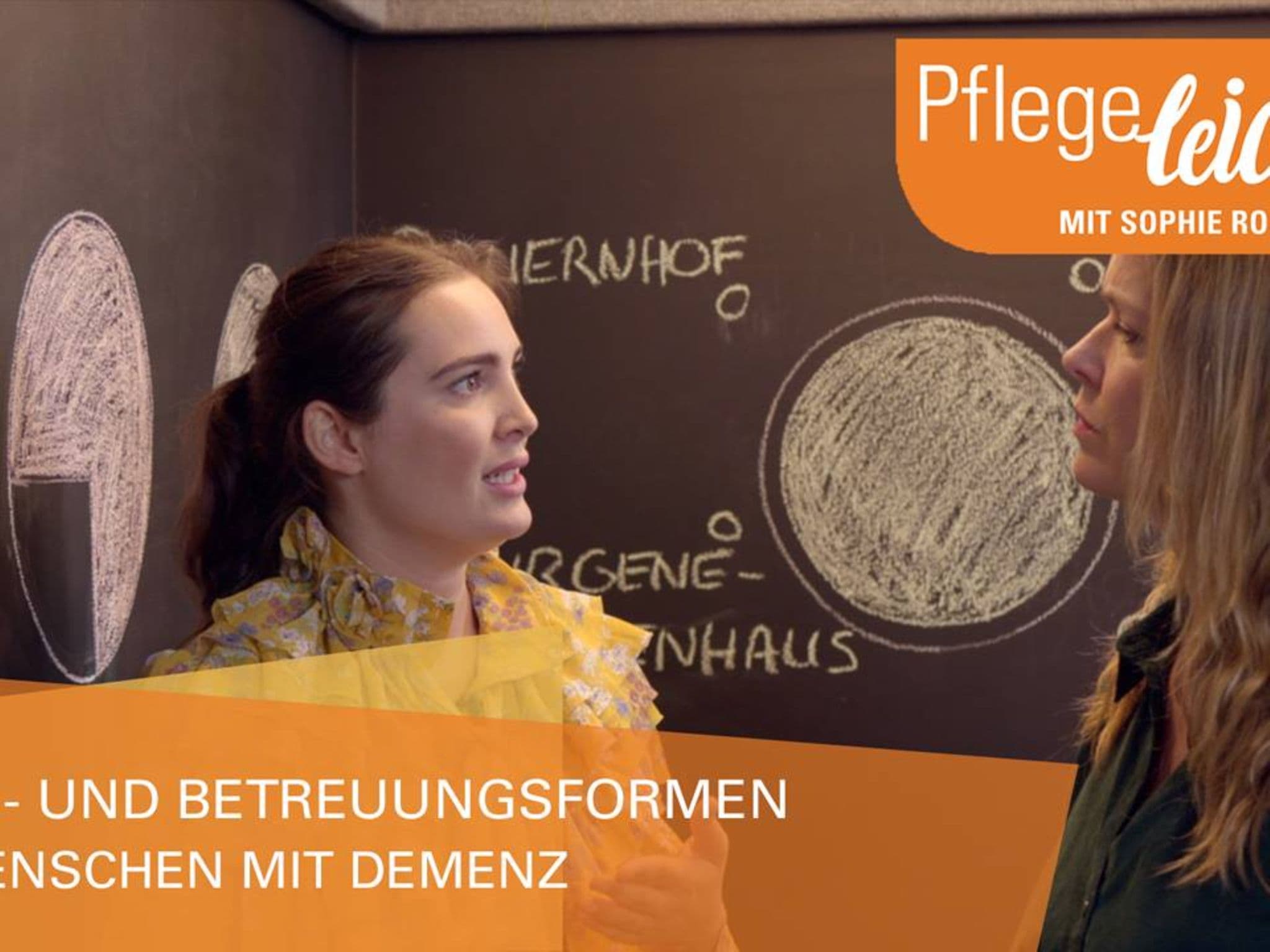Sophie Rosentreter im Gespräch mit einer jungen Frau über Wohn- und Betreuungsformen für Menschen mit Demenz.