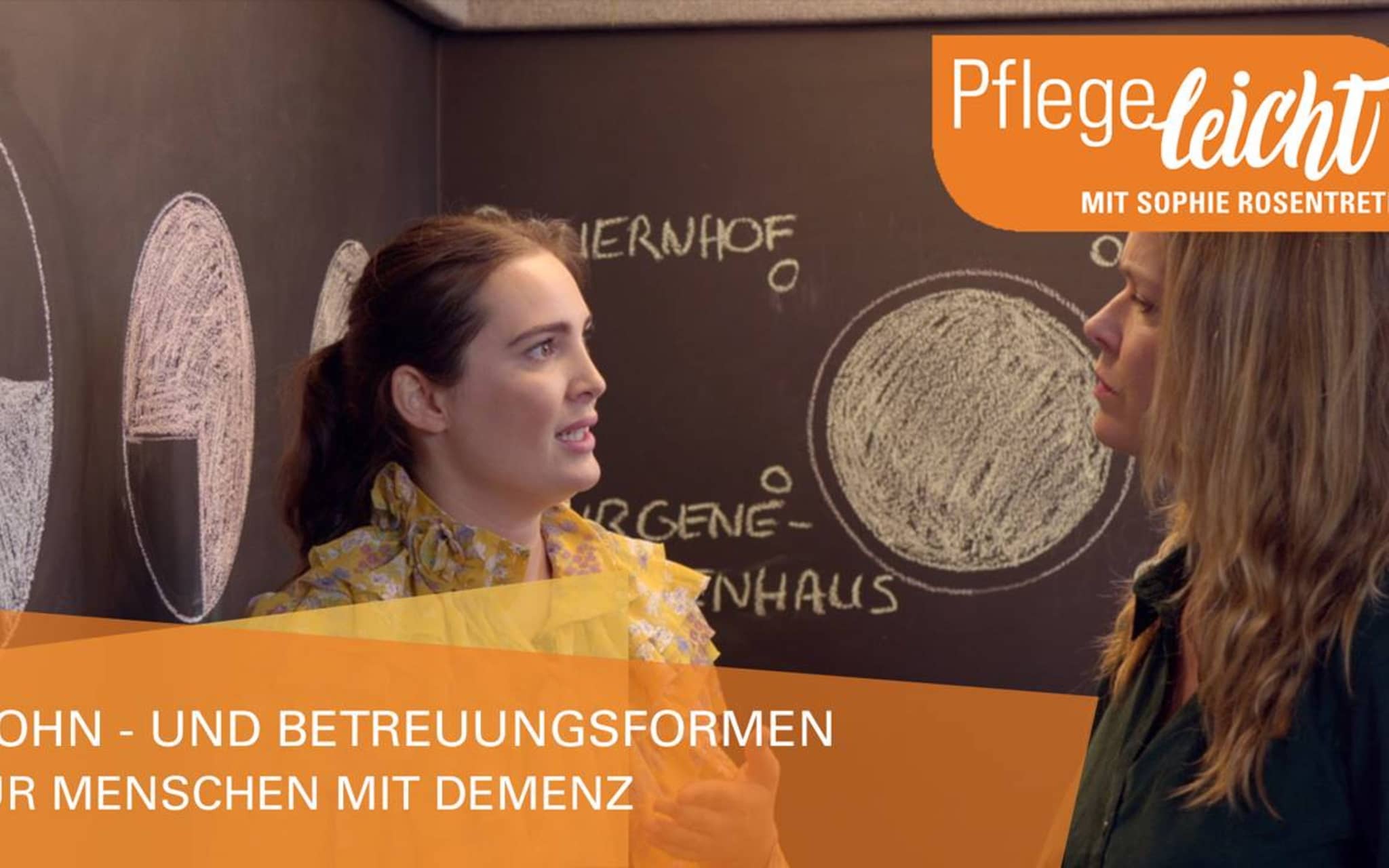 Sophie Rosentreter im Gespräch mit einer jungen Frau über Wohn- und Betreuungsformen für Menschen mit Demenz.