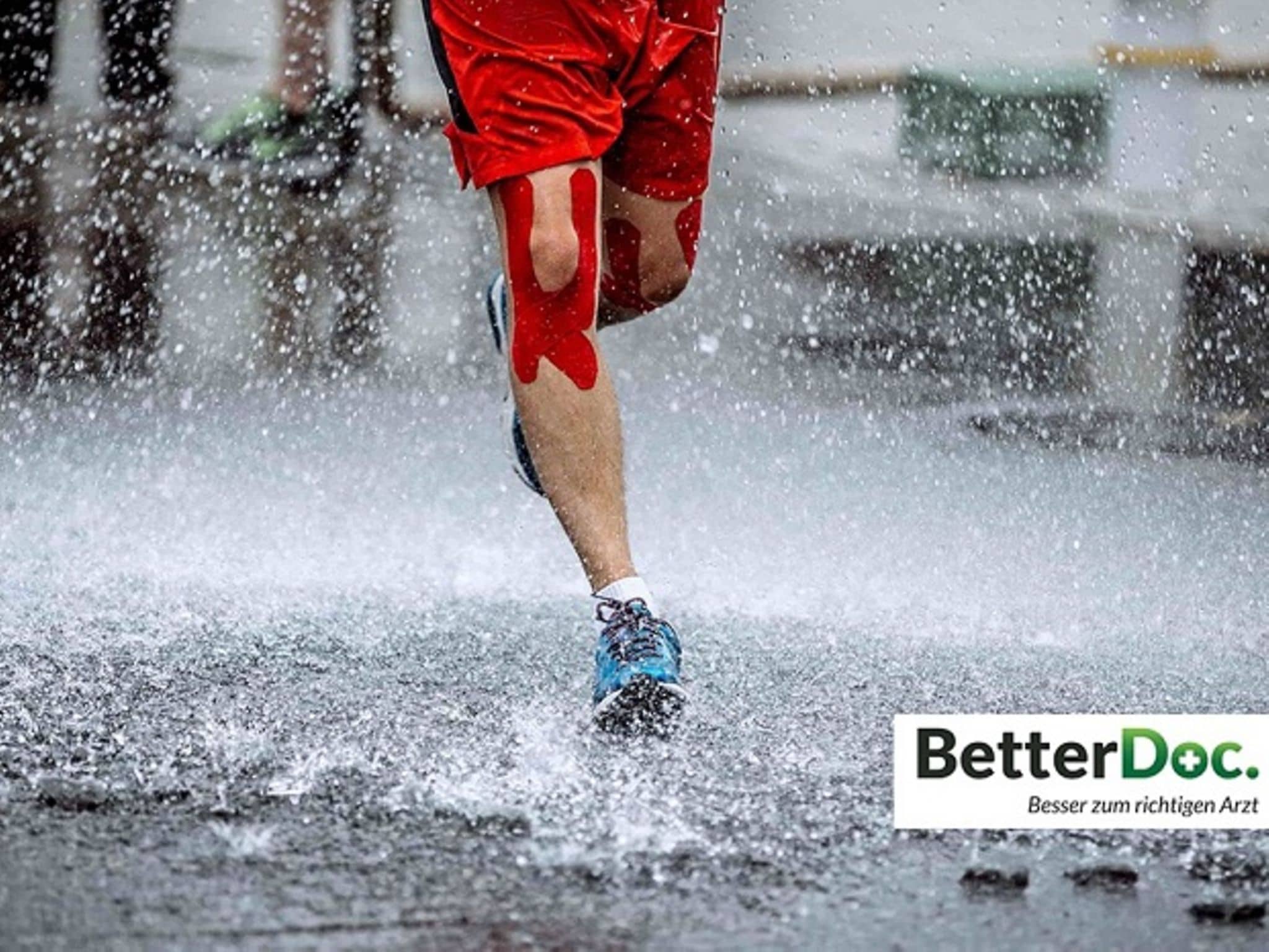 Orthopädische Zweitmeinung: Aufnahme eines Männerbeins, das durch den Regen joggt. Das Knie ist mit Klebestreifen bandagiert.