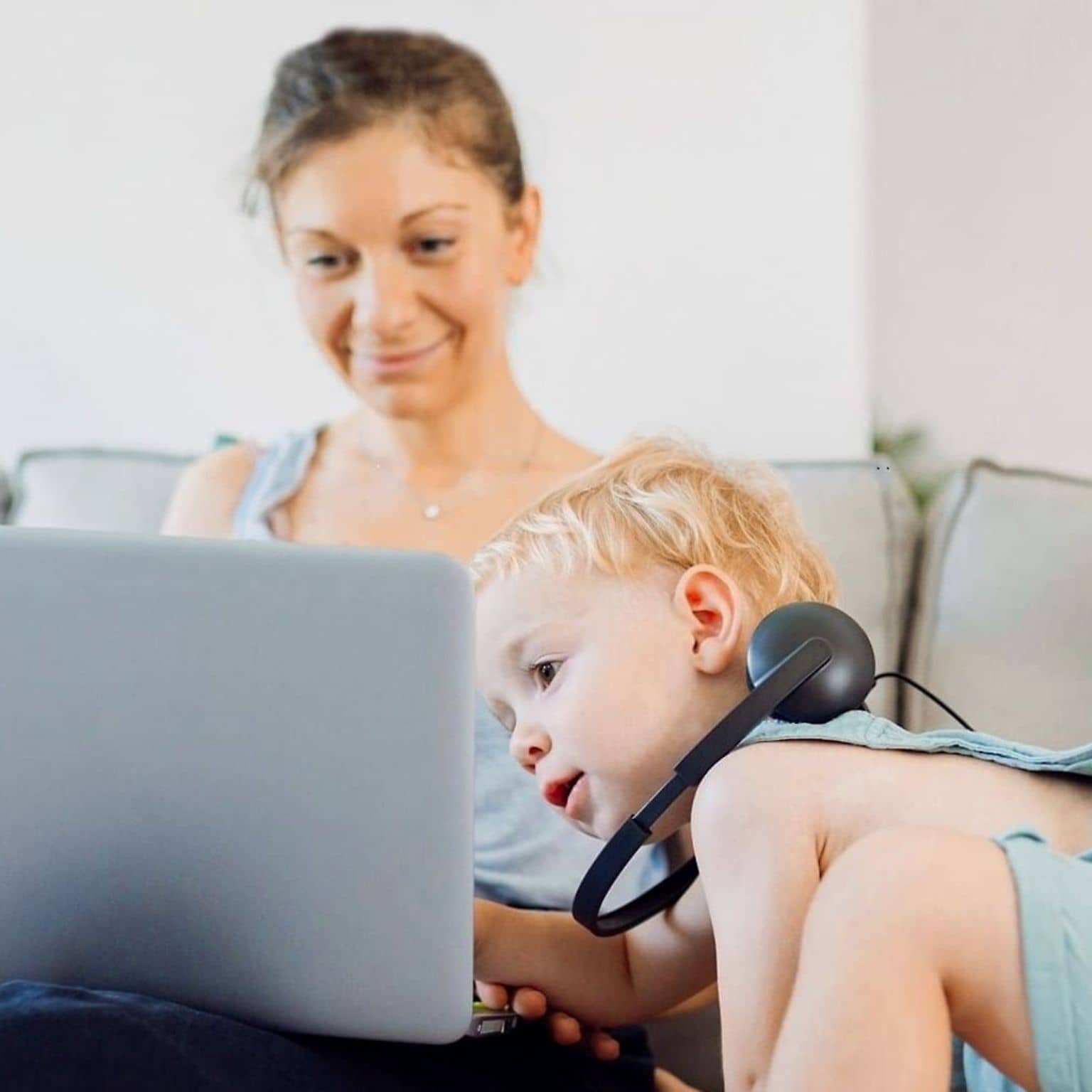 Symbolbild Videoberatung: Mutter und Kinder schauen gemeinsam auf ein Notebook.