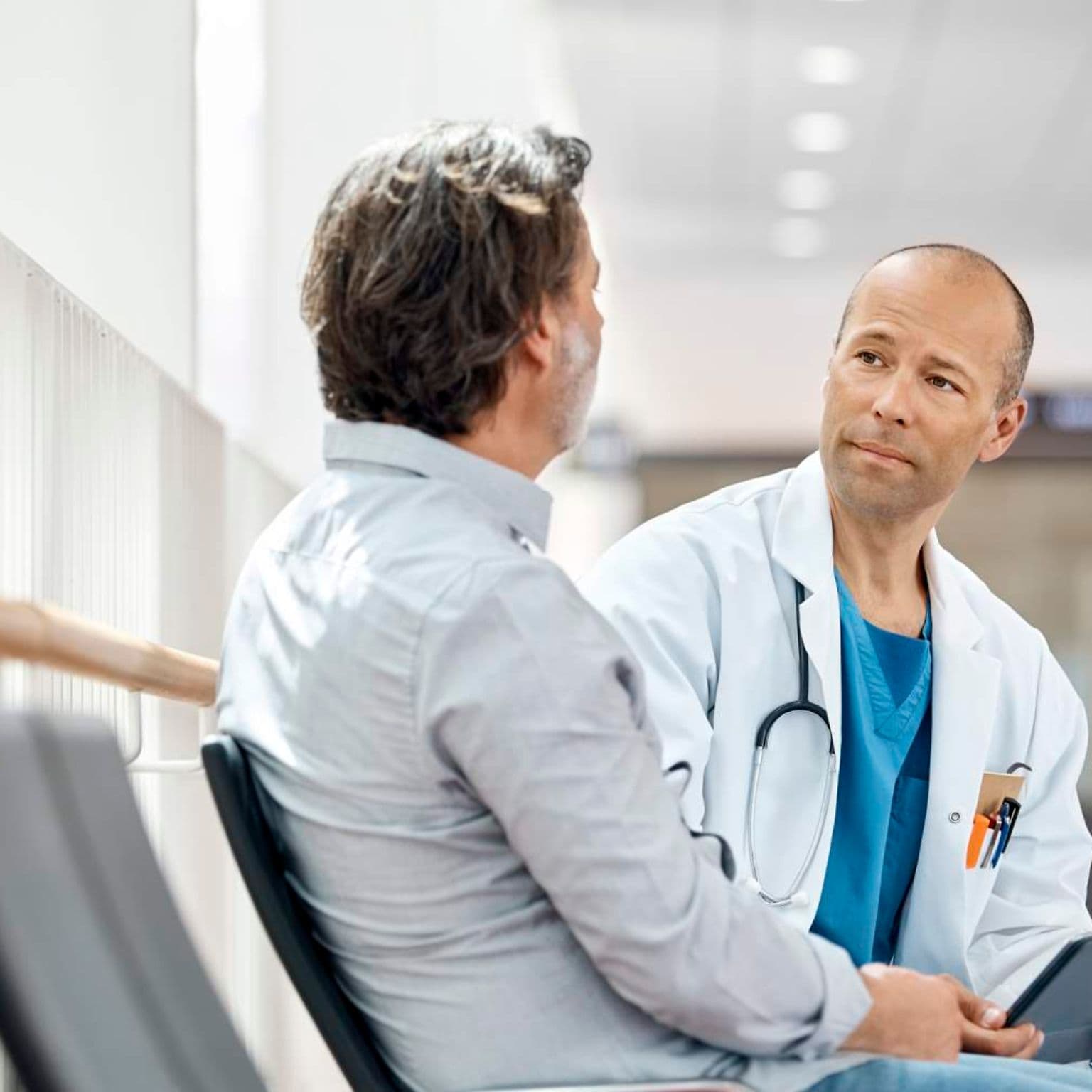 Zweitmeinung: Patient unterhält sich mit einem Arzt.