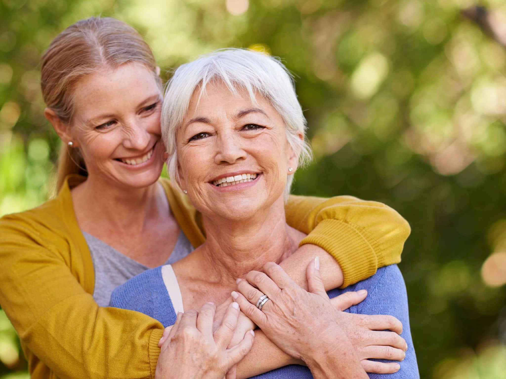 Online-Pflegekurs: Inniger Moment zwischen Seniorin und ihrer erwachsenen Tochter.