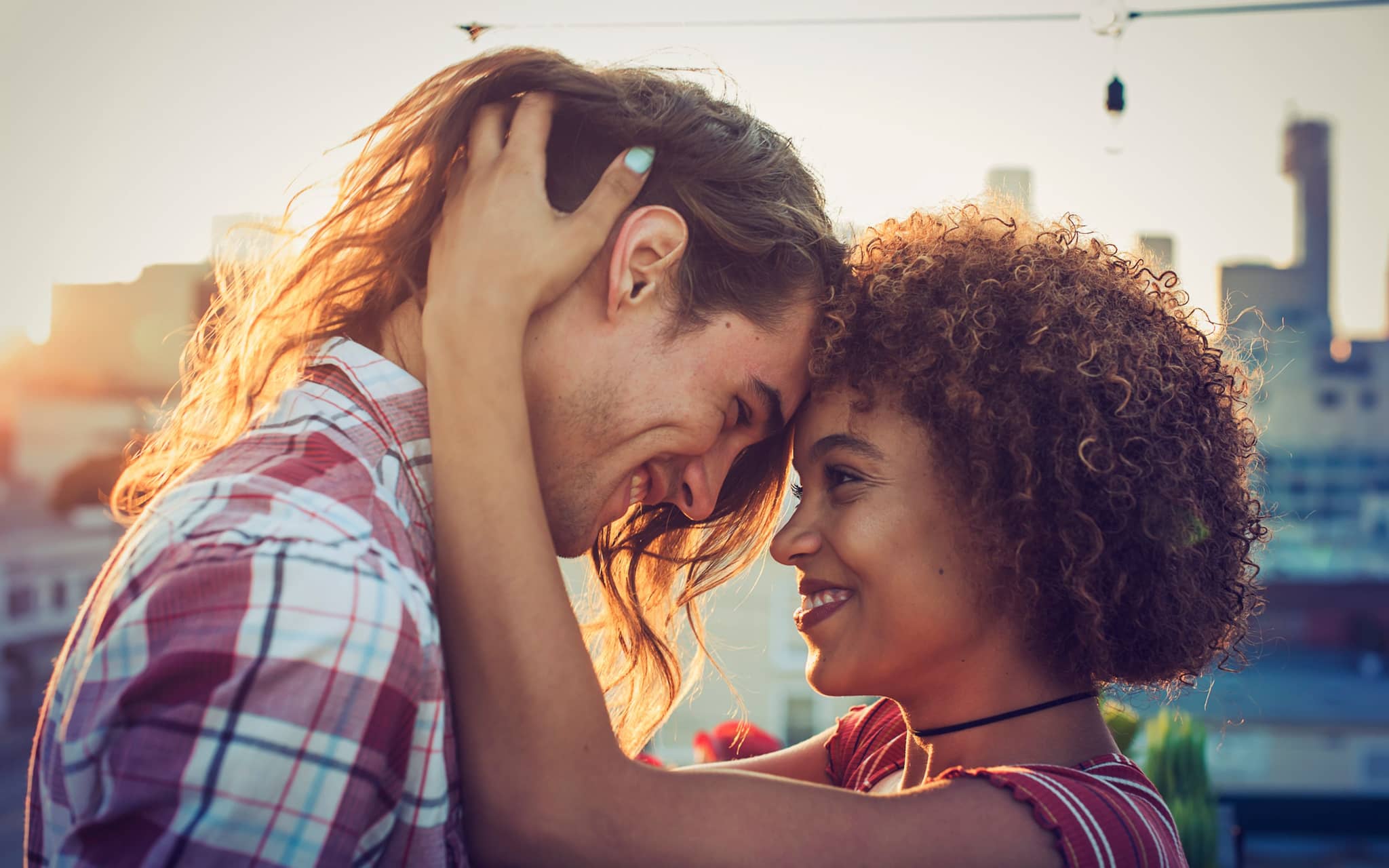 Bild: Verliebtes Paar schaut sich in die Augen.