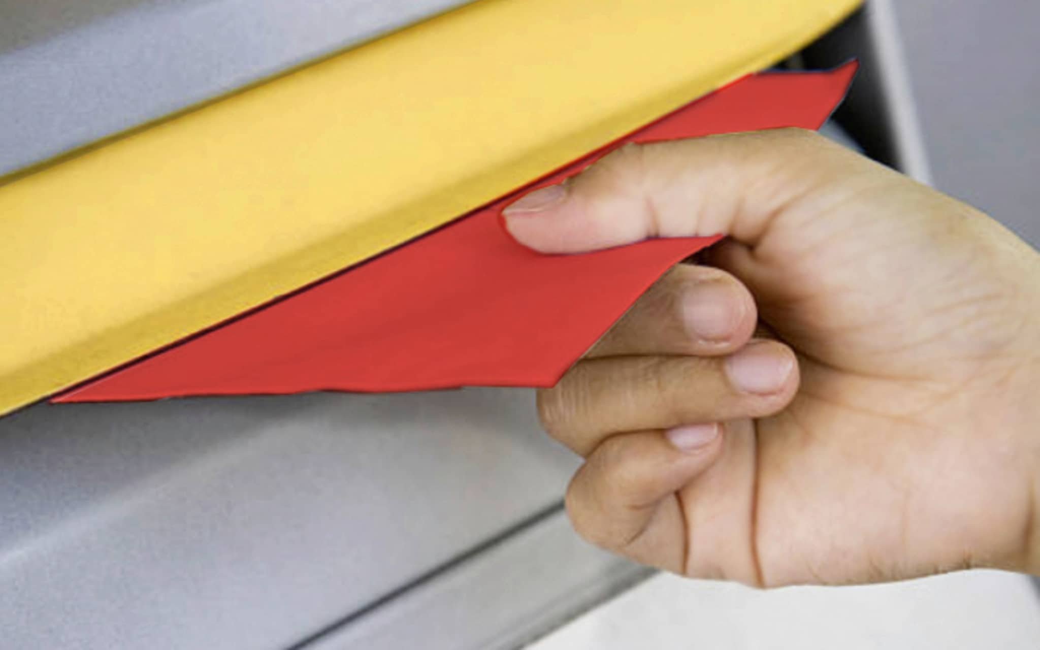 Symbolbild Briefkasten mit Briefumschlag zur Sozialwahl 2023