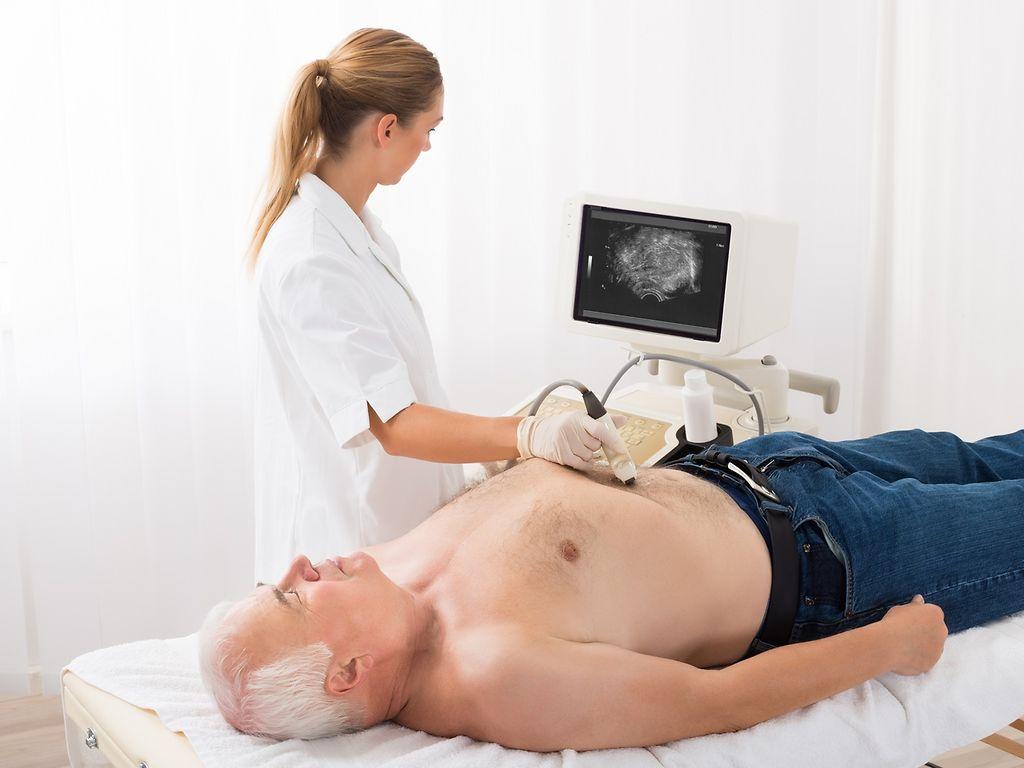 Ärztin untersucht Mann via Ultraschall-Screening am Bauch