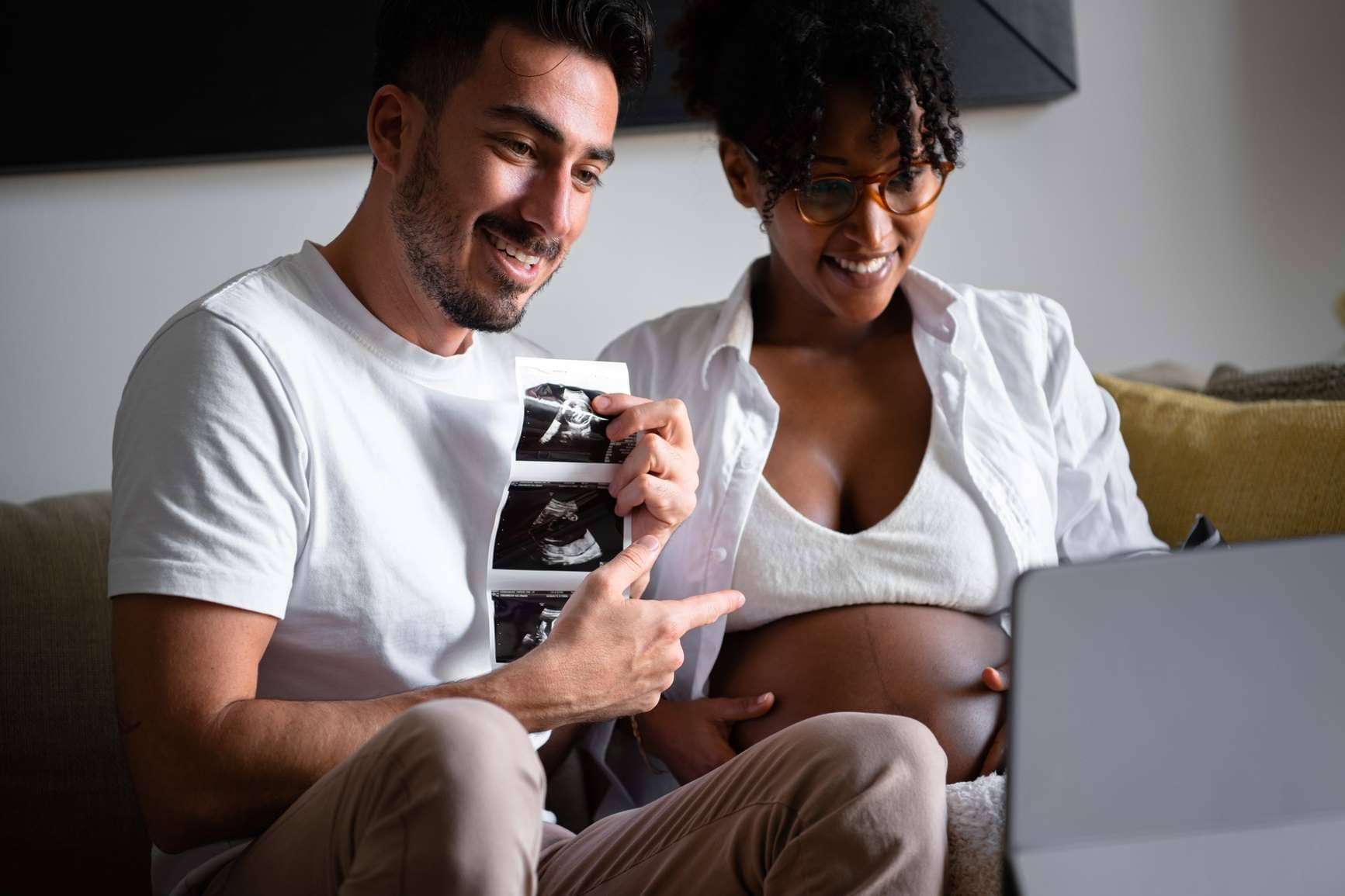 Hebammensuche.de: Mann und Schwangere am Laptop.