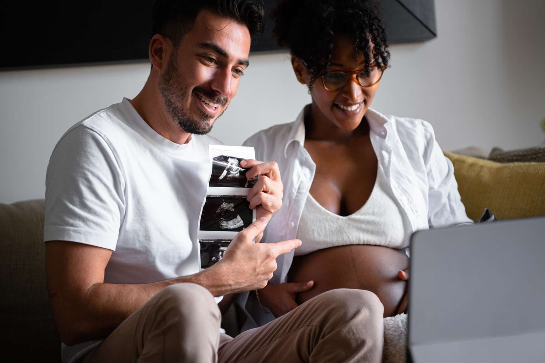 Hebammensuche.de: Mann und Schwangere am Laptop.