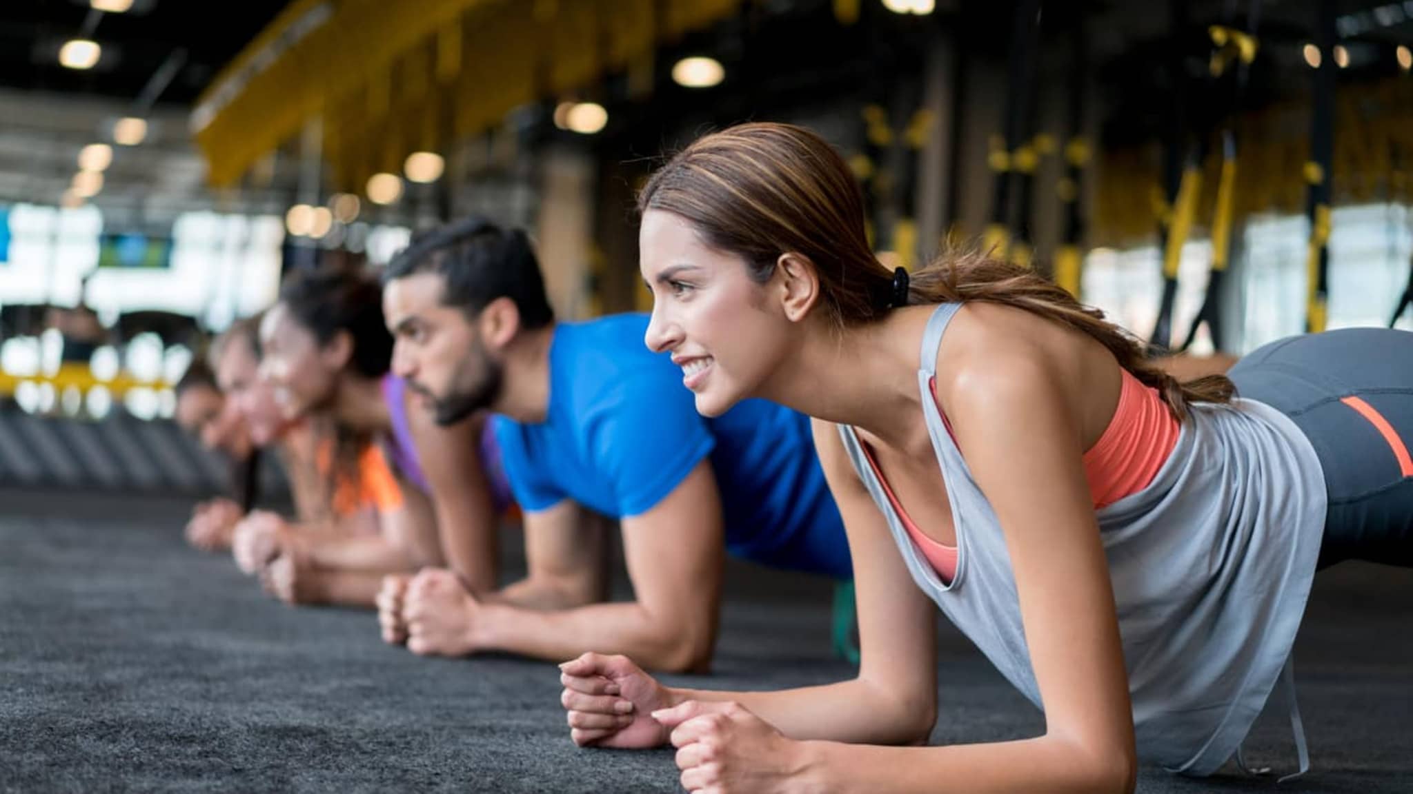 AktivBonus: Frauen und Männer im Fitnesskurs.