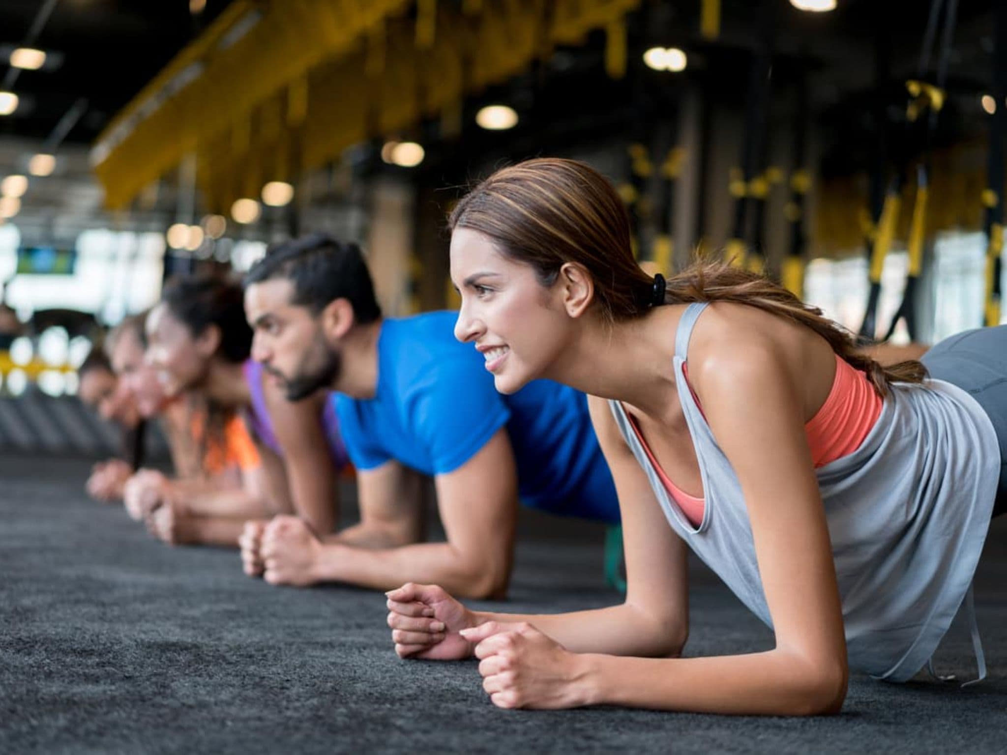 AktivBonus: Frauen und Männer im Fitnesskurs.
