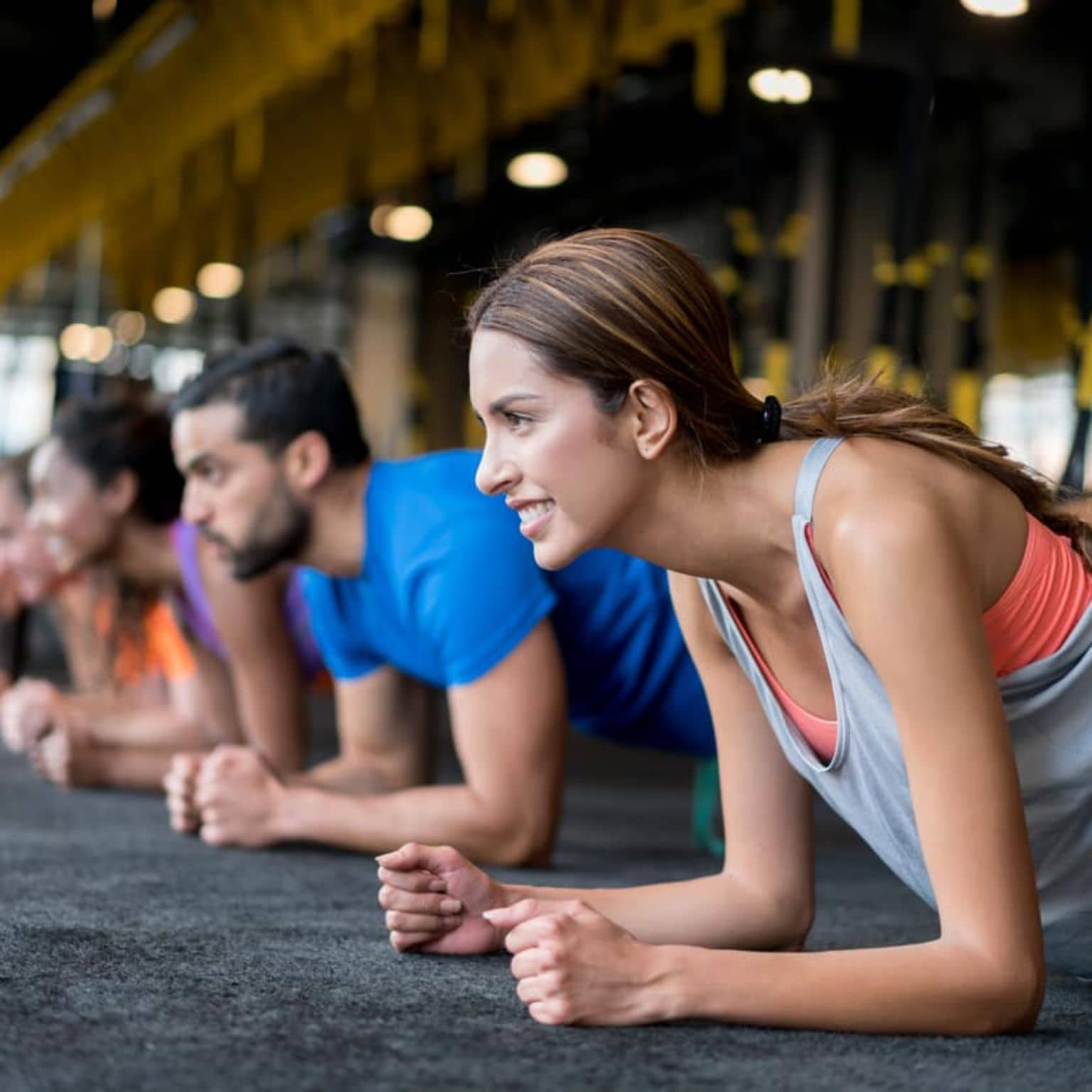 AktivBonus: Frauen und Männer im Fitnesskurs.
