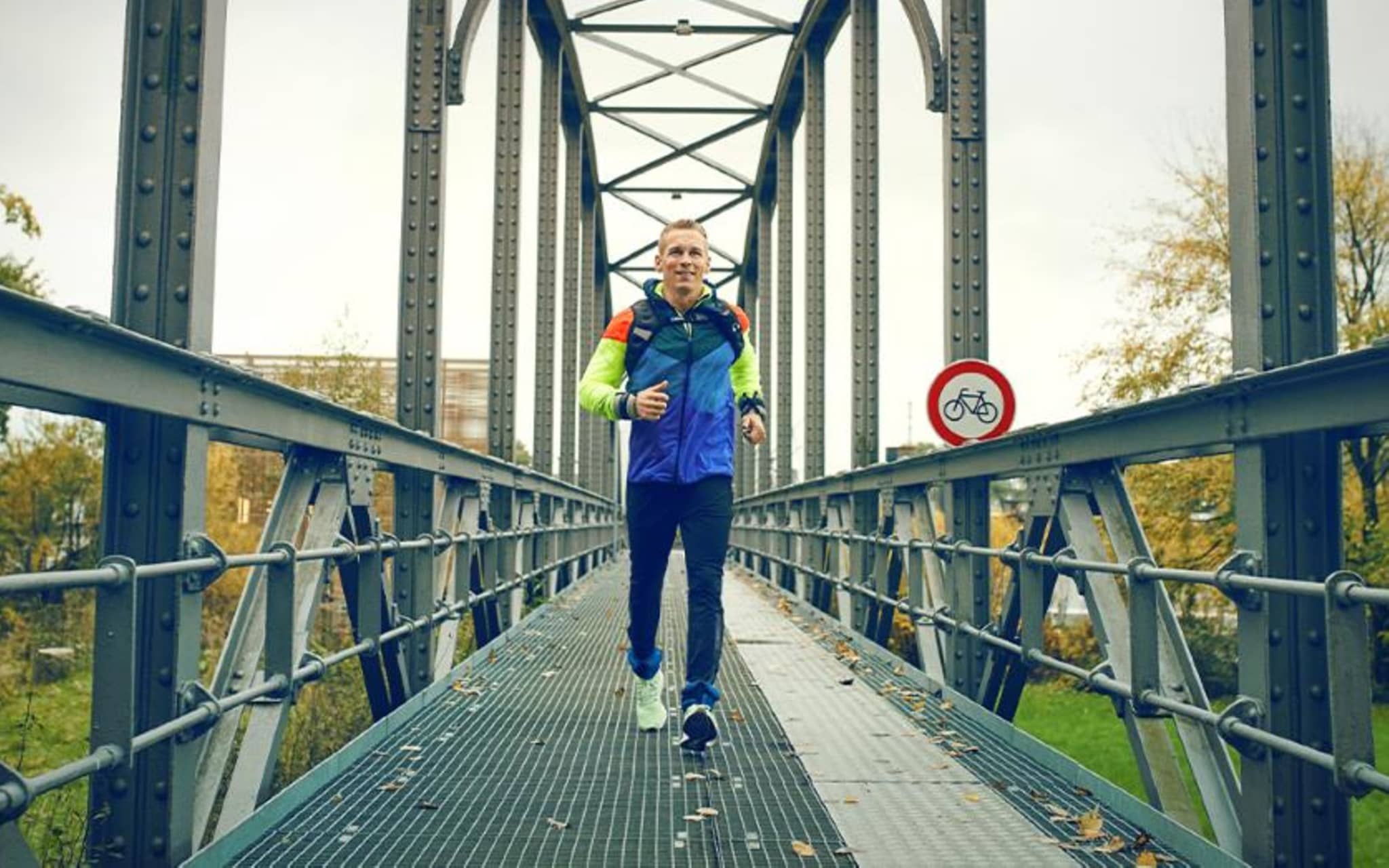 Patric Heinzmann testet das Laufen mit Gewichten