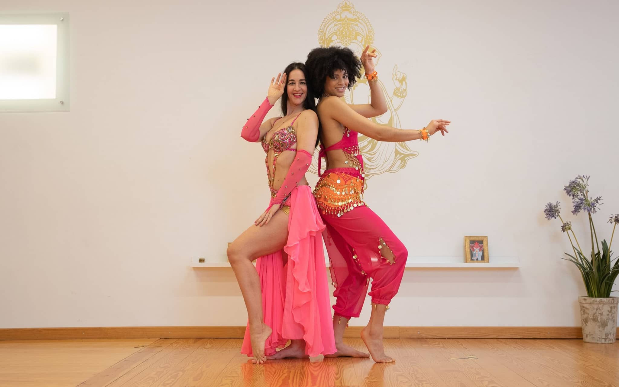 Marie-Laurence Jungfleisch mit Bauchtanz-Trainerin Daniela Hafner