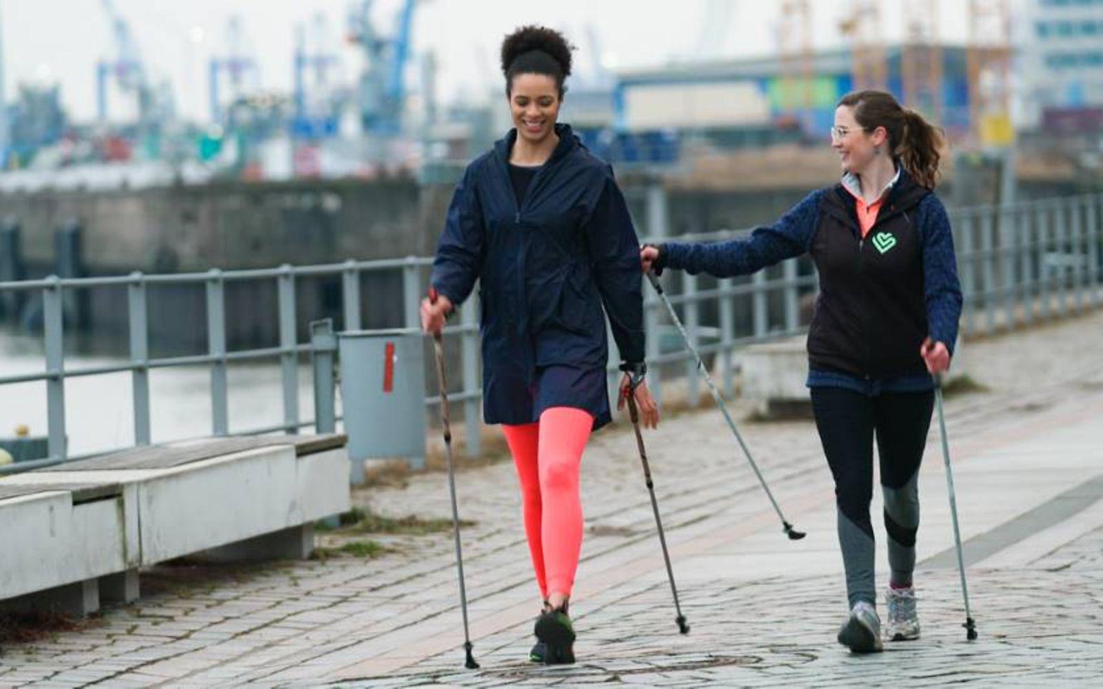 Marie-Laurence Jungfleisch beim Nordic Walking mit Physiotherapeutin Kristina Voß