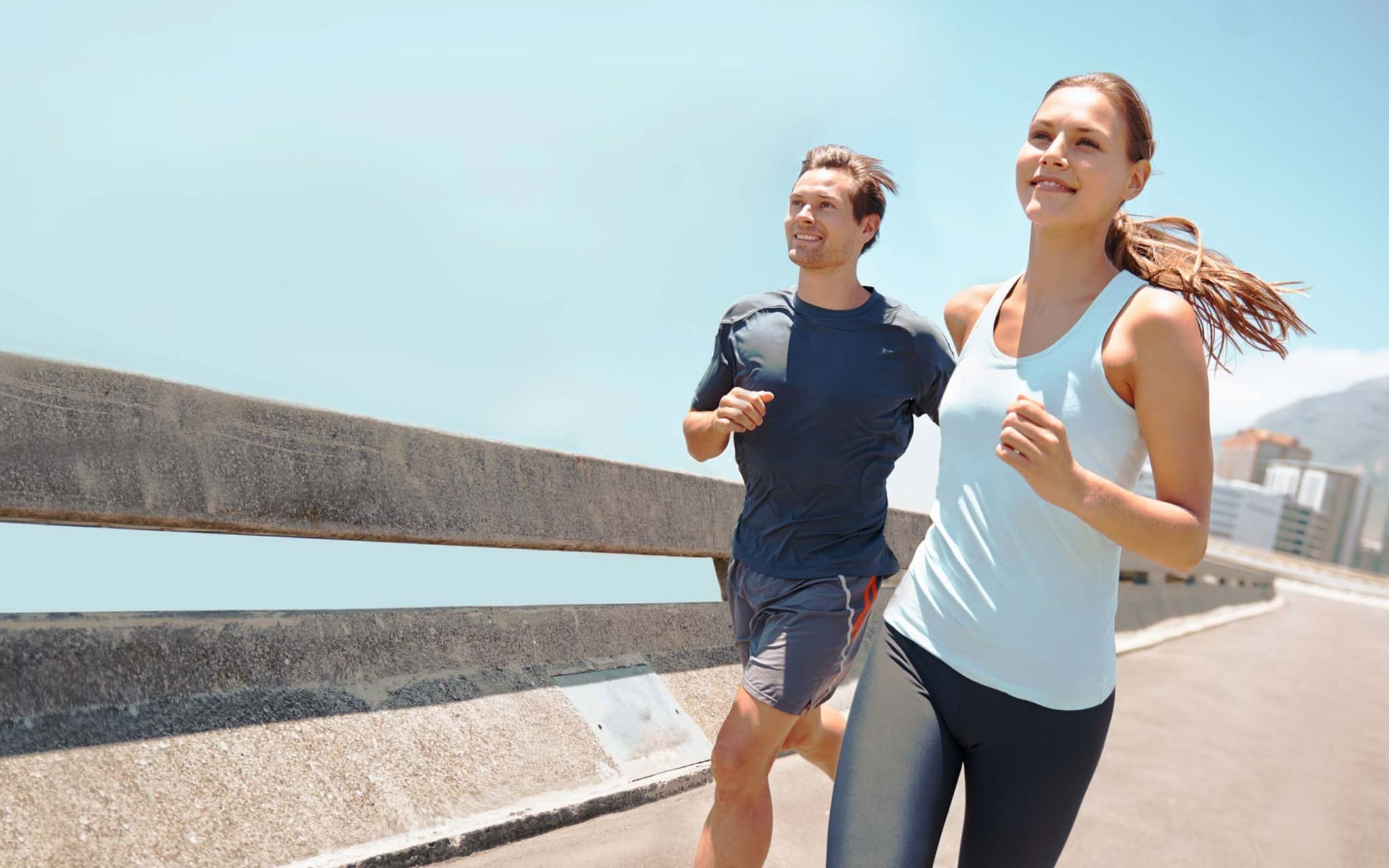 Lauf-ABC: Junges Paar beim Laufen.