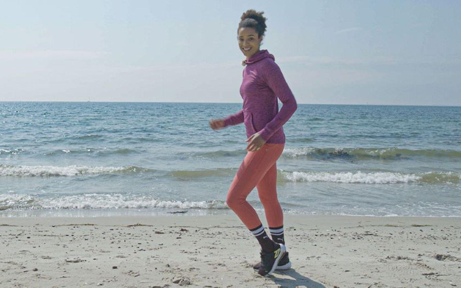 Marie-Laurence Jungfleisch trainiert Skippings am Strand