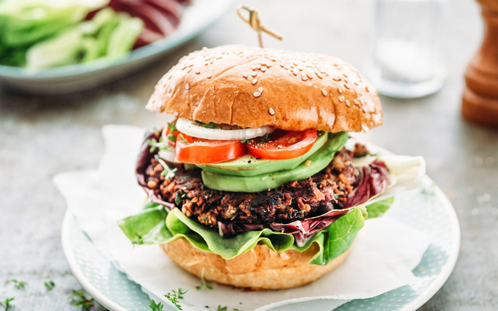 Fleischalternative: Veganer Burger mit Bohnen-Patty, Avocado und Tomaten