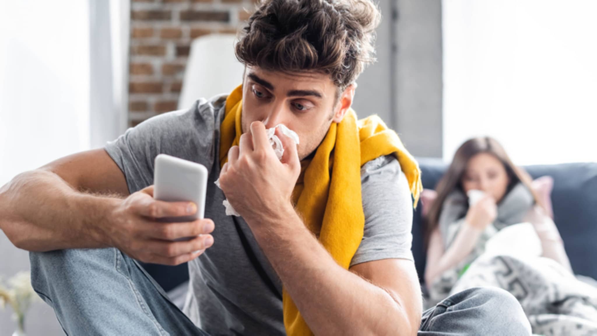 Krankengeld: Mann schnaubt sich die Nase.