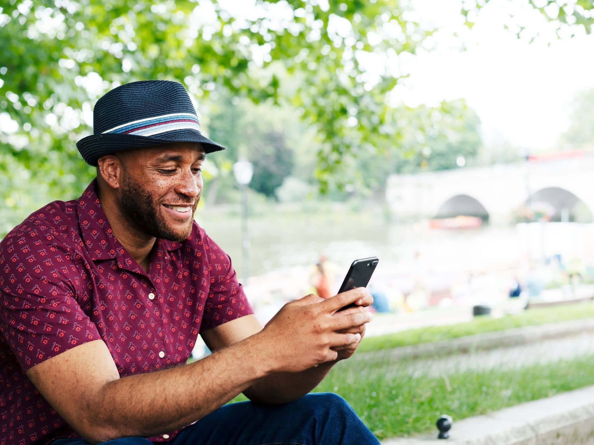 Symbolbild: Mann nutzt sein Smartphone.
