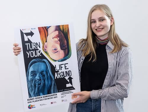 BSB-Bundessiegerin Linda Brandt posiert mit ihrem Gewinner-Plakat.