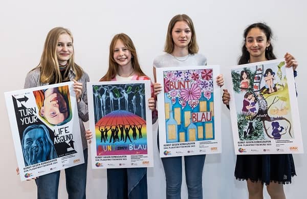 Bunt statt Blau Bundessiegerinnen 2023 mit ihren Plakaten. Fotorecht: Paul Hahn