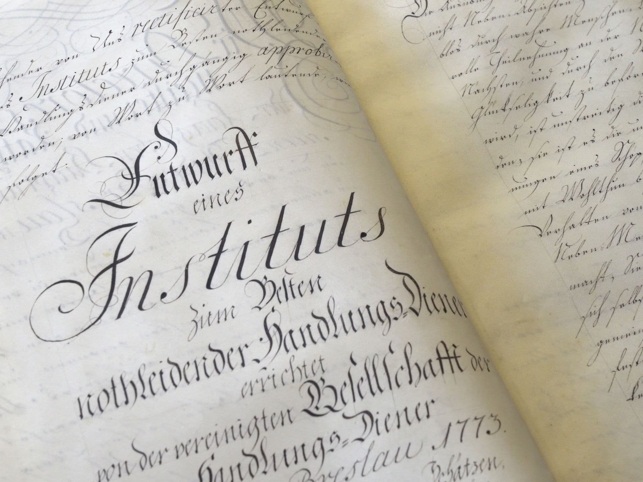 Bild: DAK-Gründungsurkunde mit verschnörkelter Schrift.