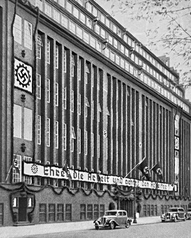 Bild: NS-Beflaggung am Gebäude der DAK, 1938