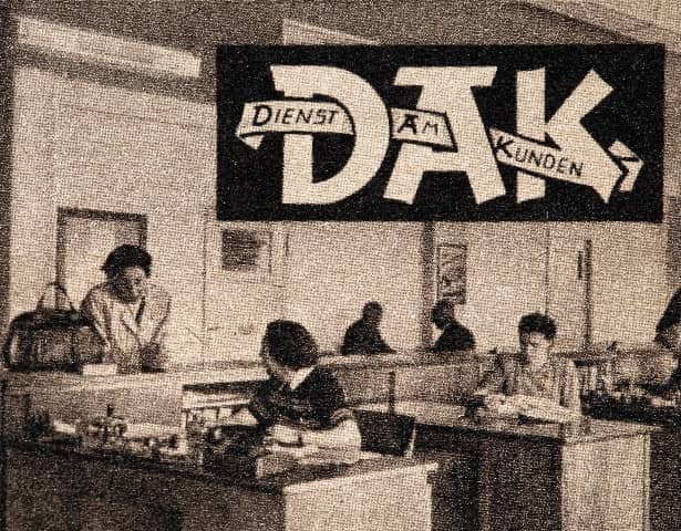Bild: Historisches Bild aus der DAK mit dem Credo "Dienst am Kunden"