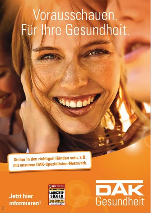 Bild: Plakat mit einer jungen Frau, die den Betrachter anlächelt.
