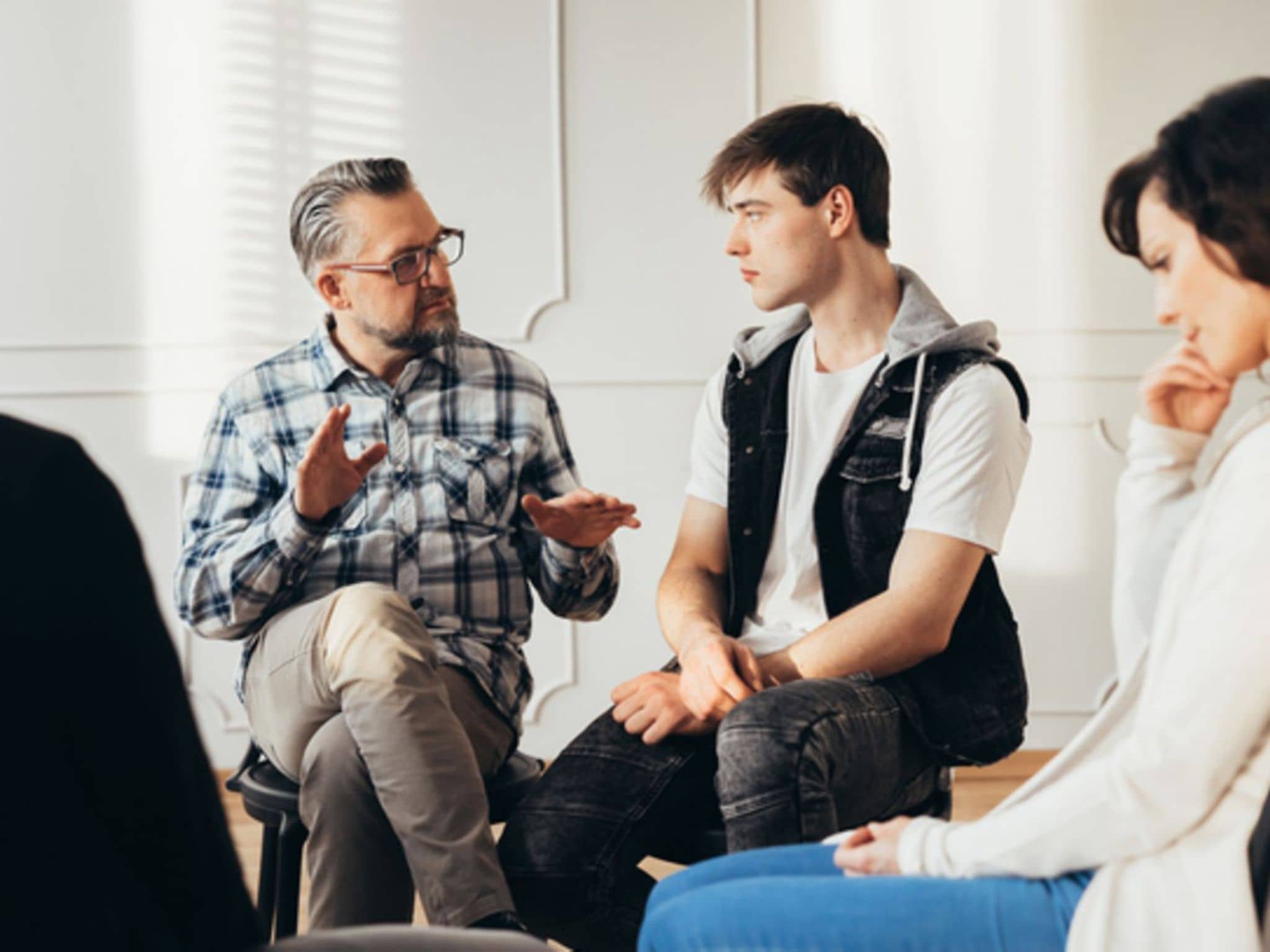 Stationärer Aufenthalt Psychiatrie: Jugendliche in einer Gruppentherapie